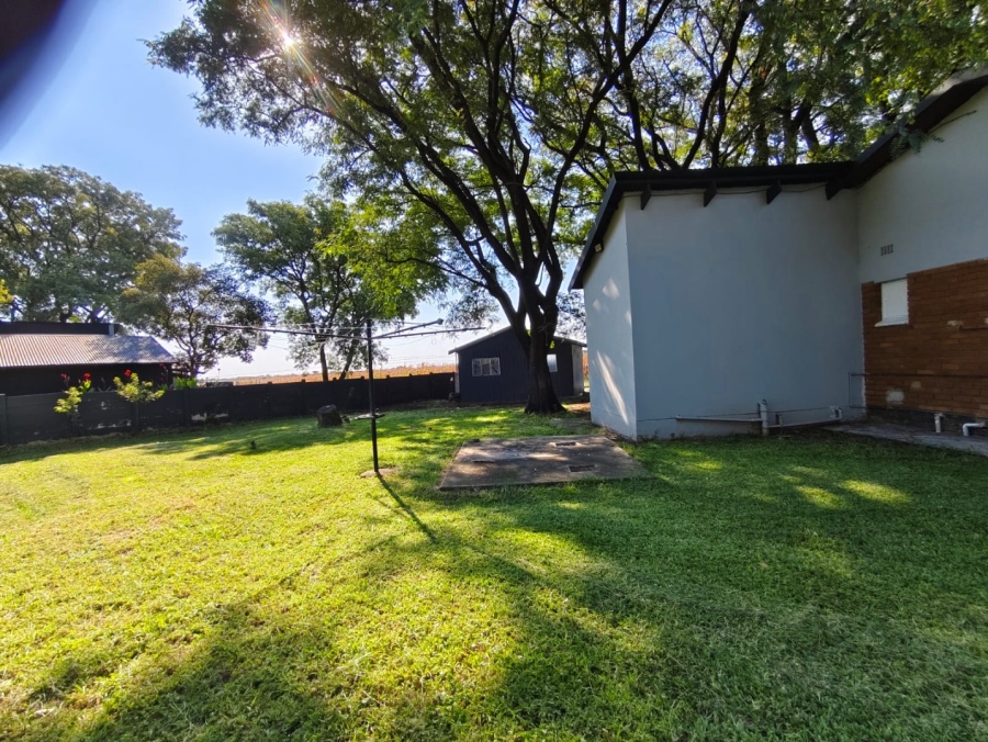 To Let 4 Bedroom Property for Rent in Hartbeesfontein North West